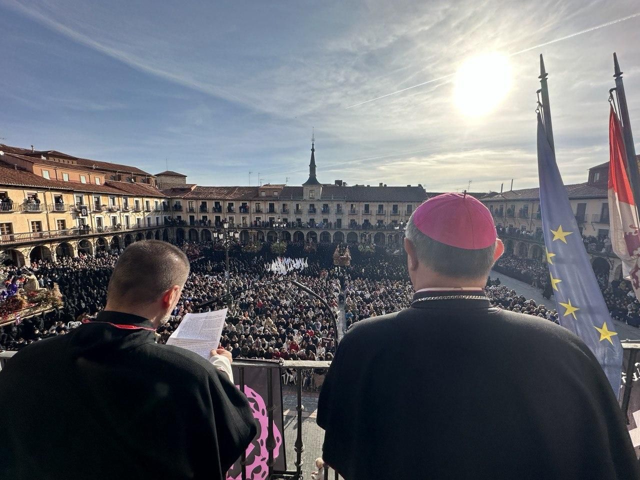 El Encuentro de León recupera la tradición ante los pasos en la Plaza Mayor, en imágenes