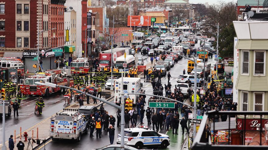 La Policía de Nueva York, el Departamento de Bomberos de la ciudad y funcionarios federales fuera de la estación de metro de la calle 36 en Brooklyn, Nueva York, donde ha tenido lugar este martes un tiroteo múltiple.