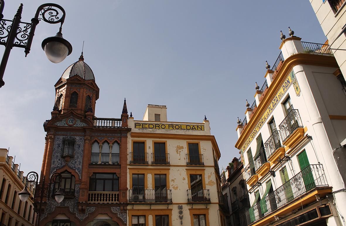 Cerámica publicitaria en la plaza Jesús de la Pasión, Sevilla. / JUAN MIGUEL BAQUERO