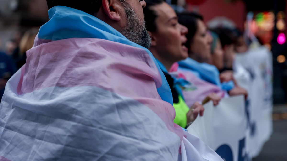 Archivo - Varias personas marchan en una manifestación por la Ley Trans