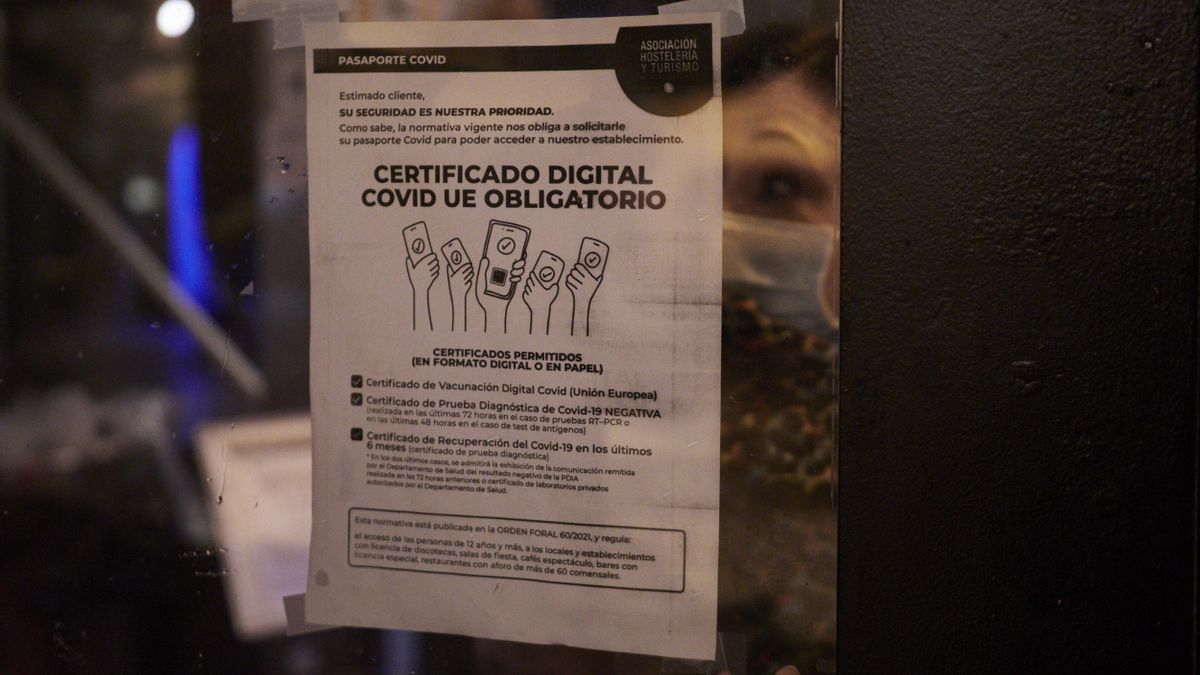 Un establecimiento hostelero a 27 de noviembre de 2021, en Pamplona, Navarra (España). El pasaporte Covid se convierte en requisito para entrar a determinados y eventos en Navarra desde este sábado. La medida estará vigente hasta el 7 de enero de 2022.