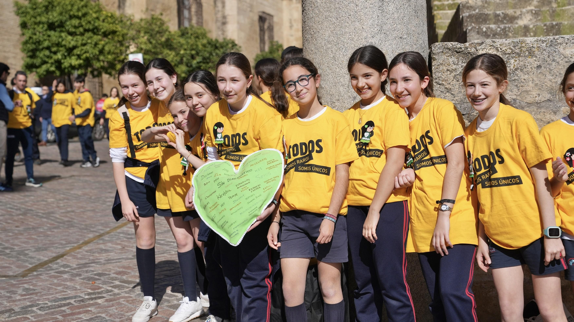 Córdoba abraza la Mezquita Catedral por las enfermedades raras