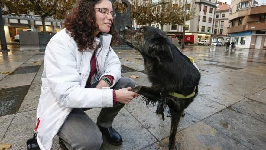 Laura Huerga, guía de perros de terapia en Toma mi pata, con 'Maggie'. Foto: Carlos S. Campillo (ICAL).