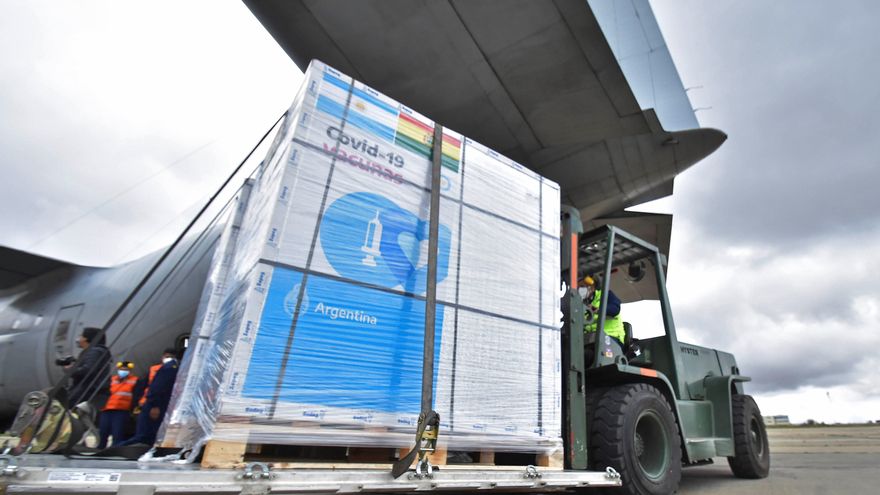 un cargamento de un millón de vacunas de AstraZeneca, donado por el gobierno de Argentina a Bolivia, llega a las instalaciones del Aeropuerto militar de El Alto la semana pasada. EFEStringer