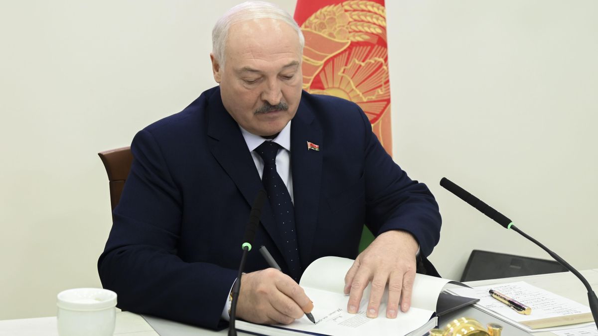 El líder de Bielorrusia anuncia que no se presentará a la reelección tras más de tres décadas en el poder