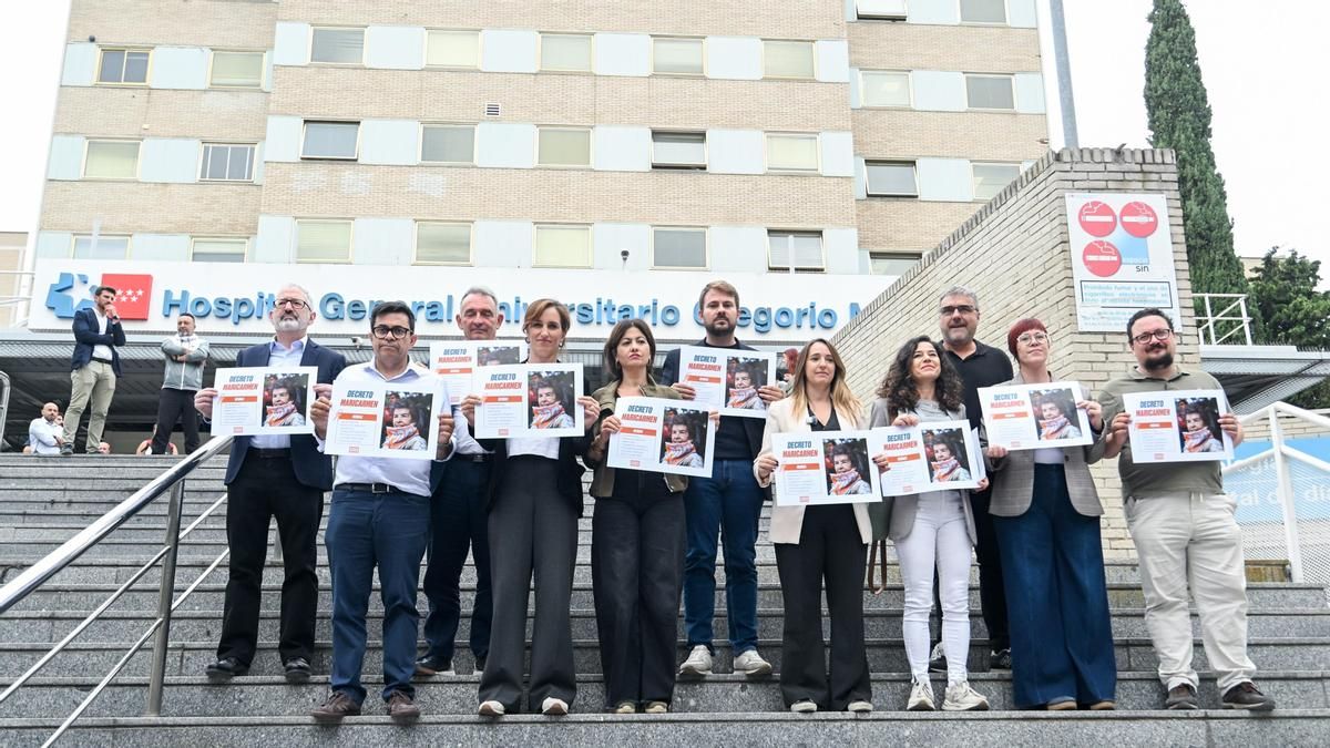 Representantes de Izquierda Unida, Movimiento Sumar, Más Madrid y Comuns, además de Podemos, ERC, Bildu y BNG posan con un cartel en apoyo al 'Decreto Maricarmen', frente al Hospital Gregorio Marañón, a 28 de septiembre de 2026, en Madrid (España).