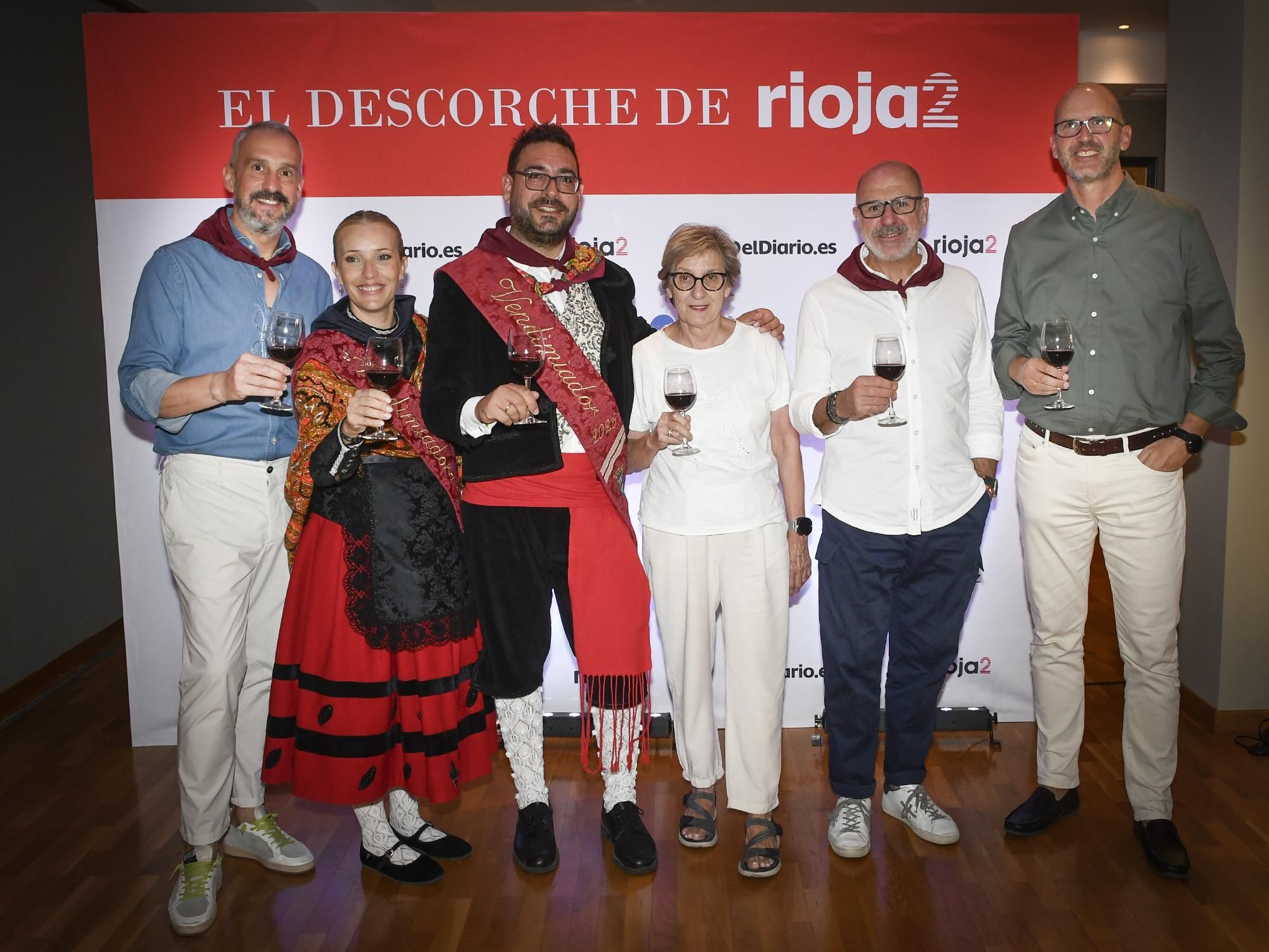 Íñigo Peciña, de Solabal, y familia, con los Vendimiadores y Roberto López de Eguílazel responsable comercial de elDiario.es Euskadi