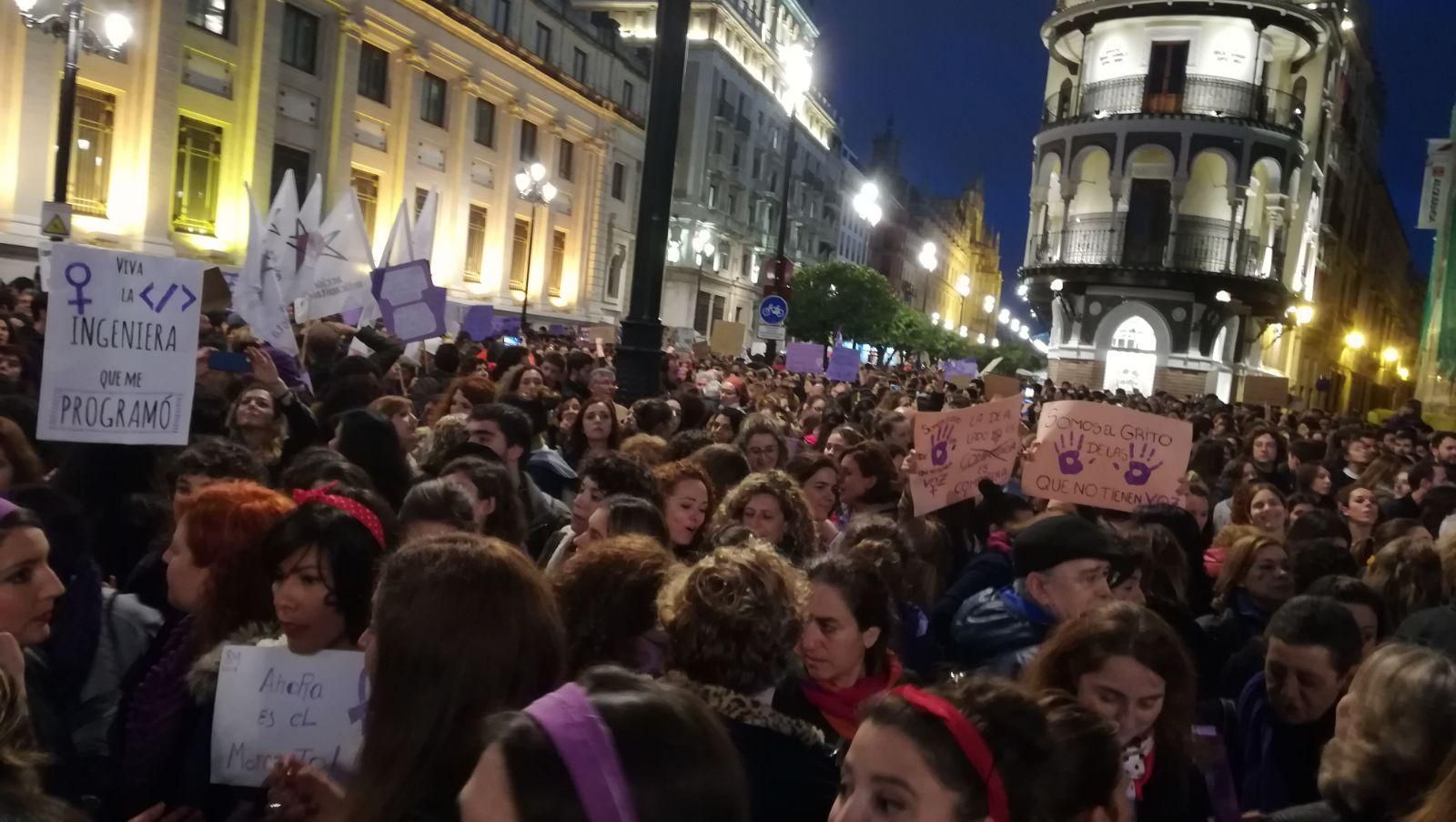 El Ayuntamiento de Sevilla suspende el servicio de tranvía por la "masiva" afluencia de público en la manifestación feminista