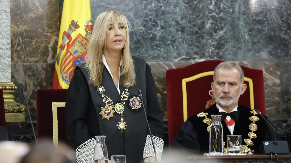 La  presidenta del Tribunal Supremo y el Consejo General del Poder Judicial (CGPJ), Isabel Perelló (i) junto al rey Felipe VI (d) durante el tradicional acto de apertura del año judicial. EFE/Chema Moya POOL