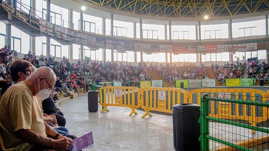 El Plan de Emergencias Volcánicas (Pevolca) celebró en la noche de este sábado una asamblea informativa con los vecinos de Tazacorte, municipio que podría verse afectado por las coladas en las próximas horas. EFE/MIGUEL CALERO.