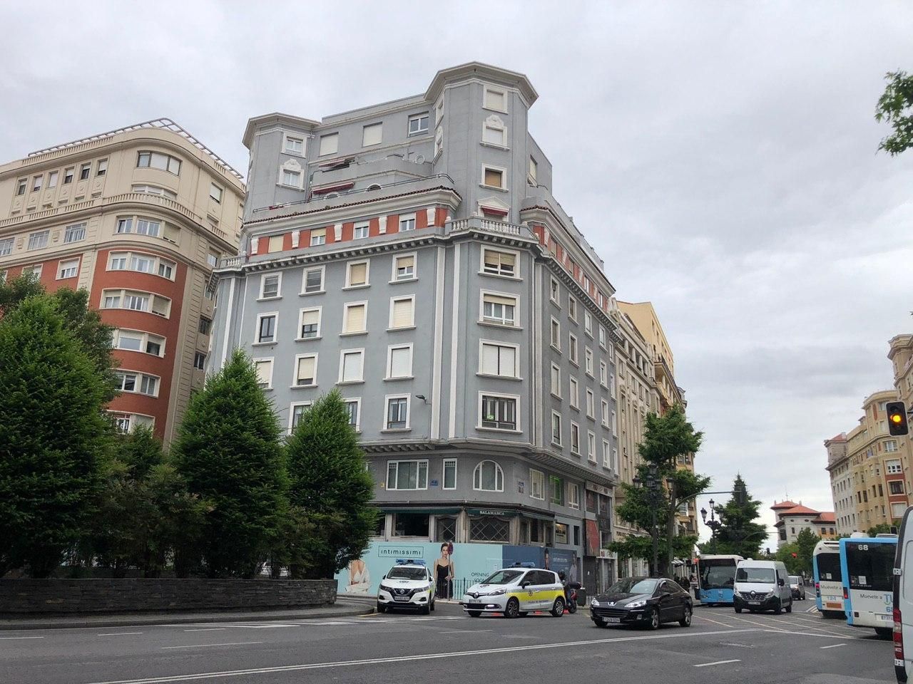 El edificio desalojado de la calle Isabel II de Santander ha provocado cortes de tráfico en la zona. | BUBY REY