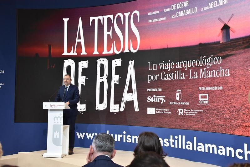 El director de Radio y Comunicación Corporativa de CMM, Óscar García, durante la presentación en FITUR de 'La tesis de Bea'