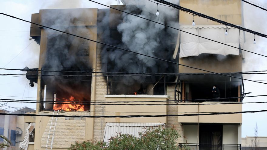 El humo se eleva desde un edificio tras un ataque aéreo israelí que ha alcanzado la zona de Haret Saida, en Sidón, al sur del Líbano, el 14 de marzo de 2026. EFE/EPA/STRINGER