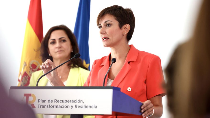 La ministra de Política Territorial y portavoz del Gobierno, Isabel Rodríguez, acompañada por la presidenta del Gobierno riojano, Concha Andreu (i) en una rueda informativa en la localidad riojana de Calahorra, tras presentar la convocatoria de subvenciones para la transformación digital y modernización de las entidades locales entre 20.000 y 50.000 habitantes. EFE/ Raquel Manzanares