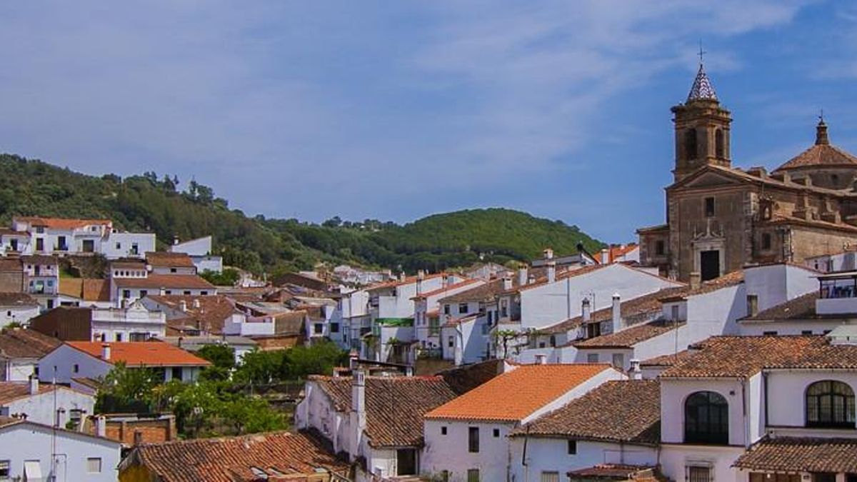 Andando, en bici o a caballo, las rutas en torno a este pequeño pueblo onubense ofrecen encinas, alcornoques, castaños y numerosos arroyos