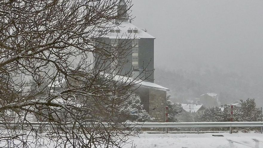 눈과 비가 내리는 마드리드 지역의 겨울 화요일