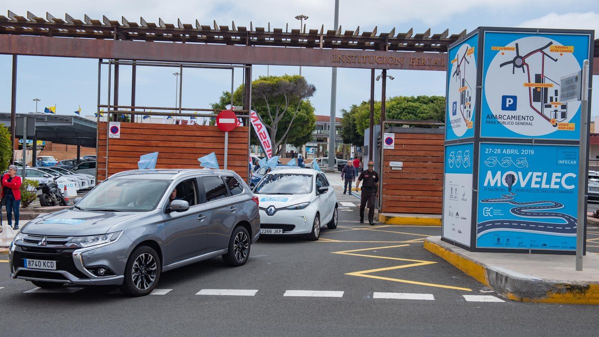 Caravana de coches eléctricos en Las Palmas de Gran Canaria.