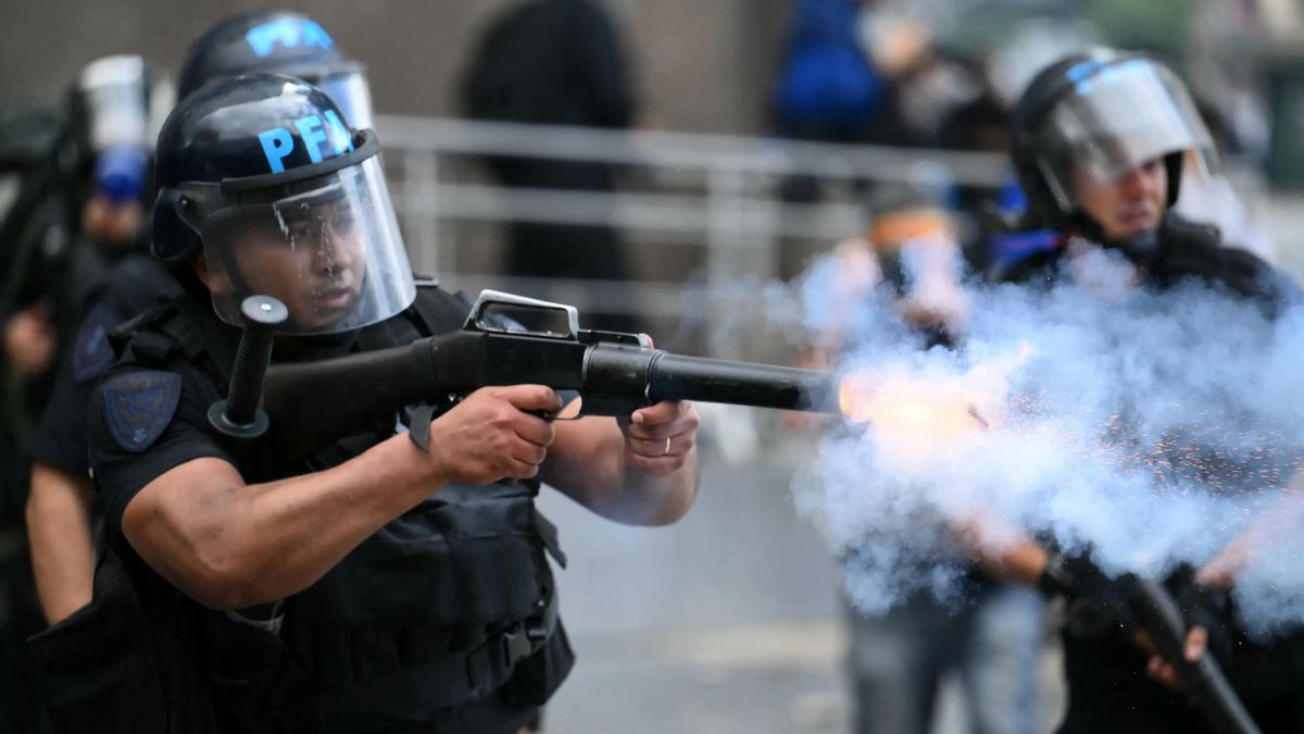 Human Rights Watch advierte sobre recortes a ayudas sociales y el límite a las protestas en la gestión Milei