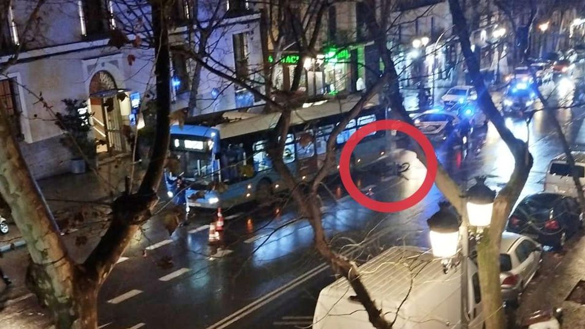 Un bus de la EMT atropella a un ciclista en el carril bici 'sandwich' de Atocha