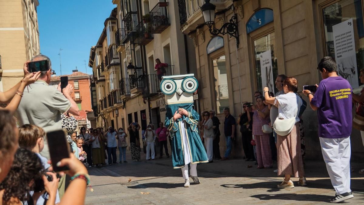 Logroño tiene un nuevo cabezudo: así es el búho del Ateneo Riojano