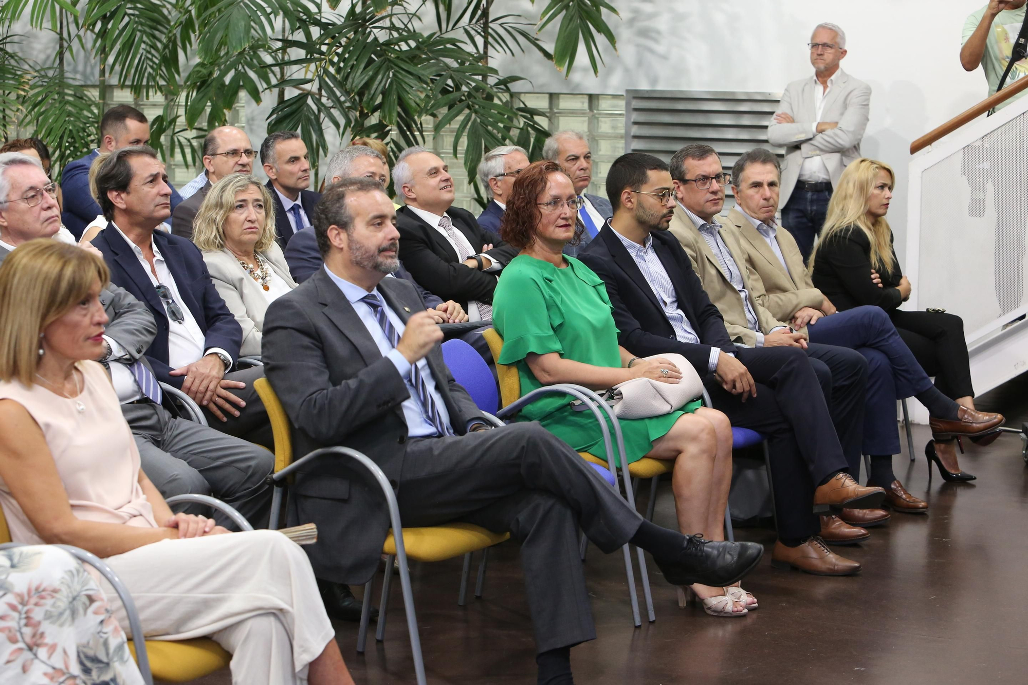 La diputada Esther González (NC) y otros asistentes a la presentación del pacto del Cabildo de Gran Canaria.