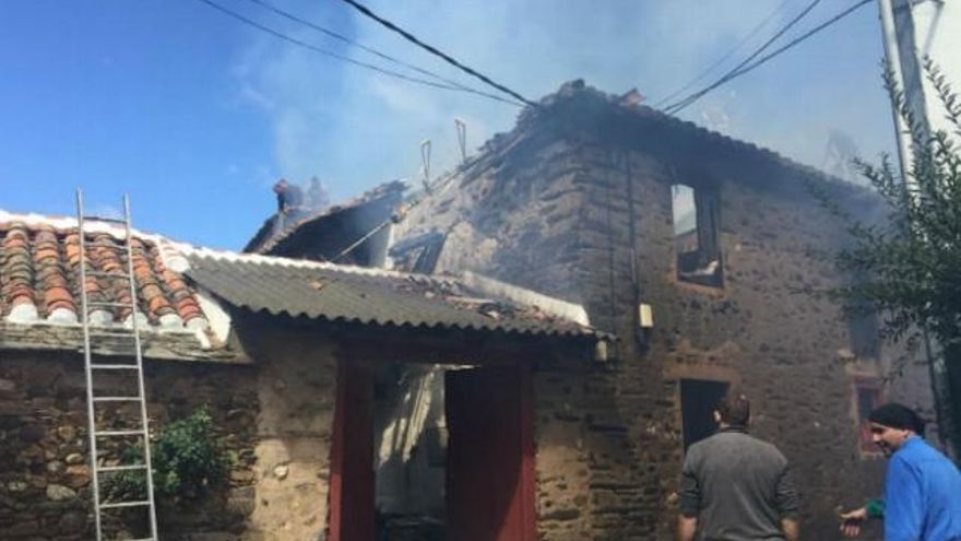 La vivienda esta habitada, aunque no había nadie en el momento del siniestro. / Astorgaredaccion.com