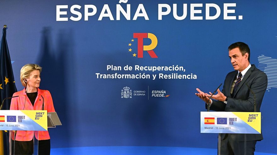 El presidente del Gobierno, Pedro Sánchez, recibe el apoyo de la presidenta de la Comisión Europea, Ursula von der Leyen al plan de recuperación transformación y resiliencia de España. EFE/ Fernando Villar/Archivo