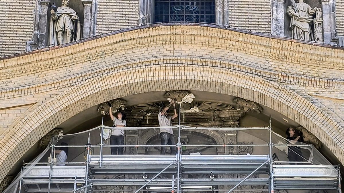 Restaurando fachada de Santa Engracia.