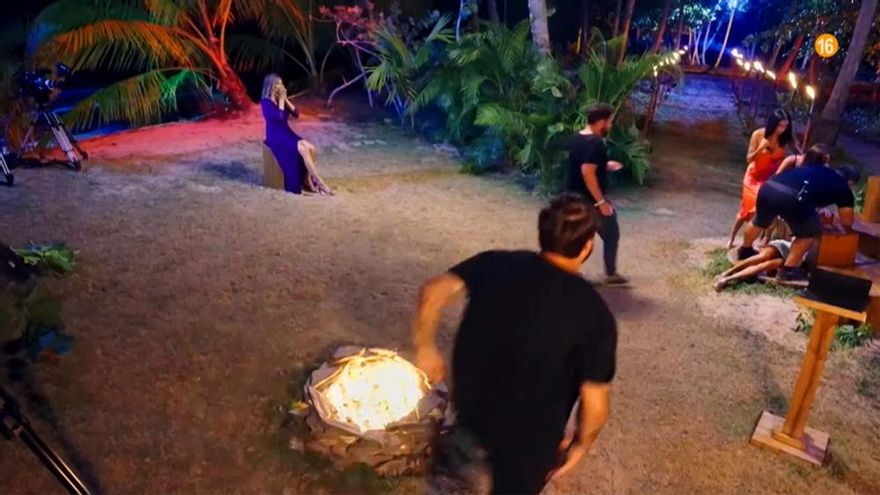 Telecinco ceba el desmayo de una participante de 'La isla de las tentaciones 6' en plena hoguera