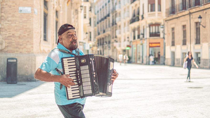 El músico Metodi Kirilov en la plaza de Santo Domingo en Murcia | Jota López