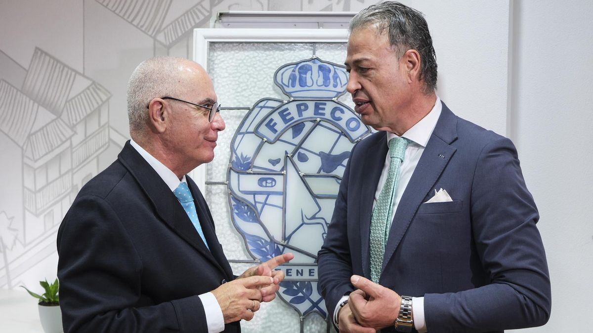 El director del Instituto Canario de Vivienda (Icavi), Antonio Ortega( d), y el presidente de la Federación Provincial de la Construcción (Fepeco), Óscar Izquierdo (i).