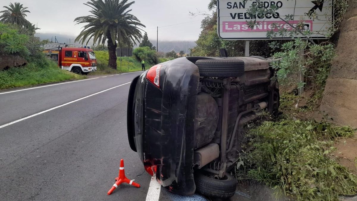 Dos afectados al colisionar dos vehículos y volcar uno en La Palma