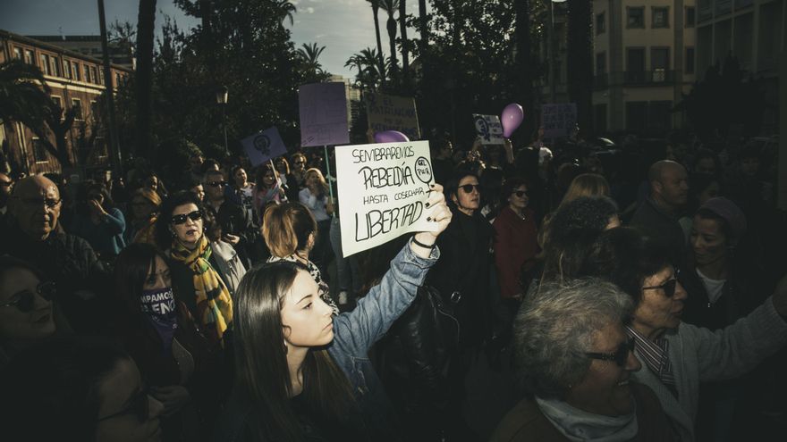 División feminista de la izquierda en el 8M extremeño con Vara, De Miguel y el ministro Bolaños en la misma convocatoria