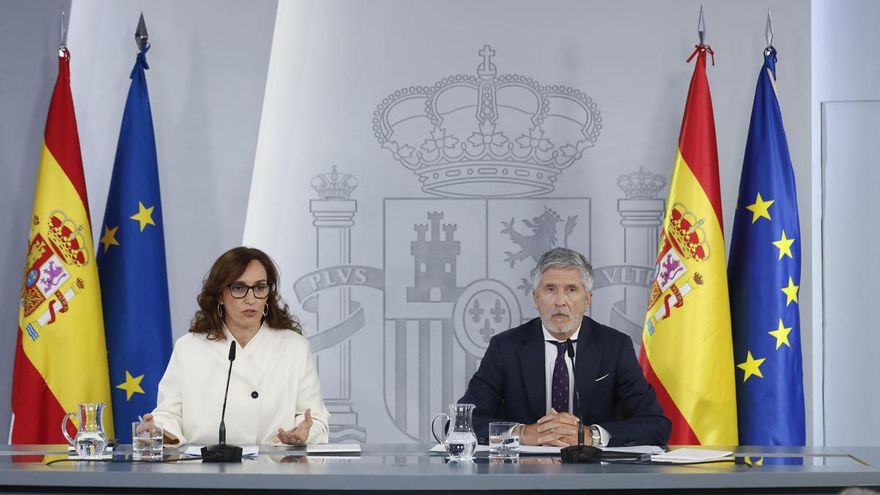 El ministro del Interior, Fernando Grande-Marlaska y la ministra de Sanidad, Mónica García durante la rueda de prensa tras el Consejo de Ministros celebrado este miércoles en La Moncloa, Madrid.