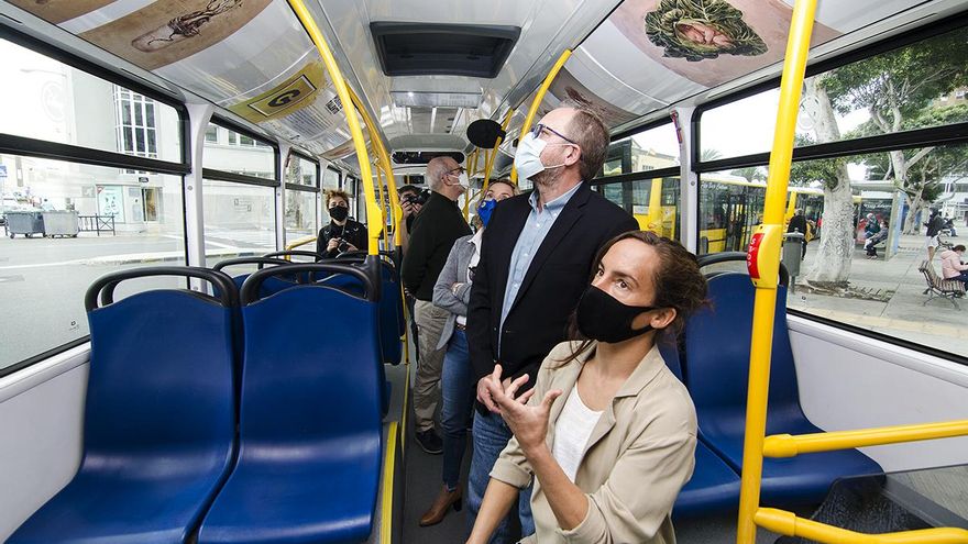 Obras de arte en el interior de las guaguas municipales de Las Palmas de Gran Canaria