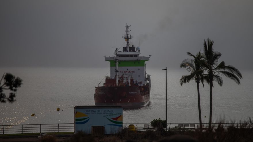 El buque cisterna que colabora en el abastecimiento de agua de riego para La Palma