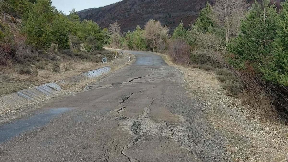 Carretera de acceso a Isin y Acumuer