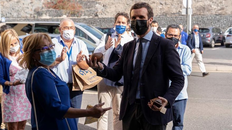 Pablo Casado propone al sector turístico canario un “IVA superreducido” a pesar de que ese impuesto no existe en las islas