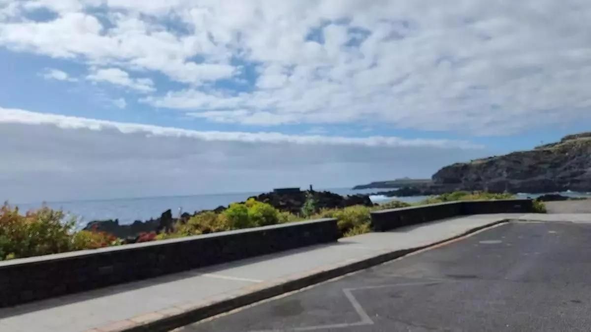 Imagen de archivo de intervalos nubosos en el este de La Palma. En la imagen, paseo de Los Cancajos, en la costa de Breña Baja.
