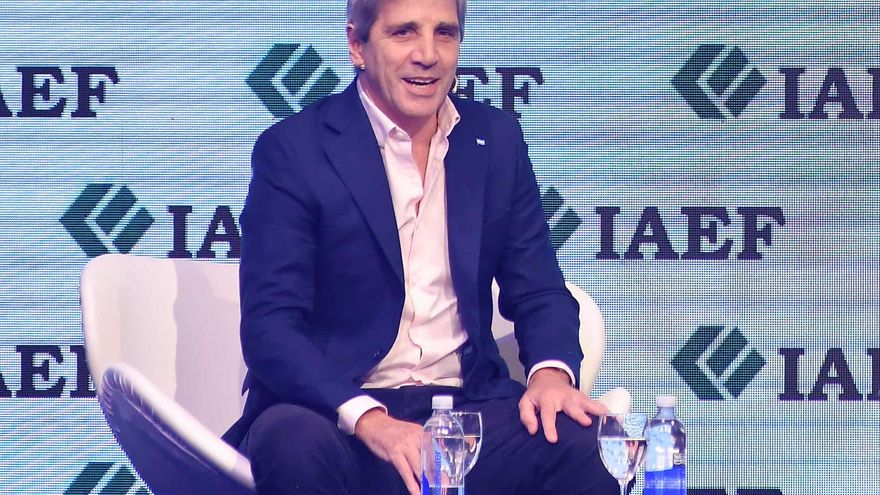 Caputo dijo que ya se empieza a ver la recuperación económica y garantizó que no habrá sobresaltos cambiarios