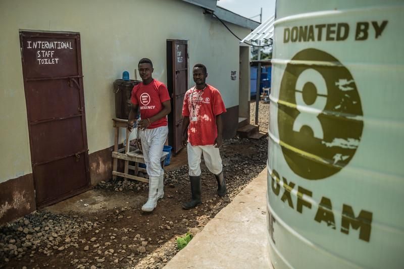 Un tanque de agua en la entrada del centro de internamiento de Lakka dónde se atiende a la población afectada por el ébola que proviene de los suburbios de Freetown. Cada paciente de ébola necesita unos 250 litros de agua al día, con sus diferentes concentraciones de cloro según el uso de la misma/ Pabo Tosco/ Oxfam Intermón
