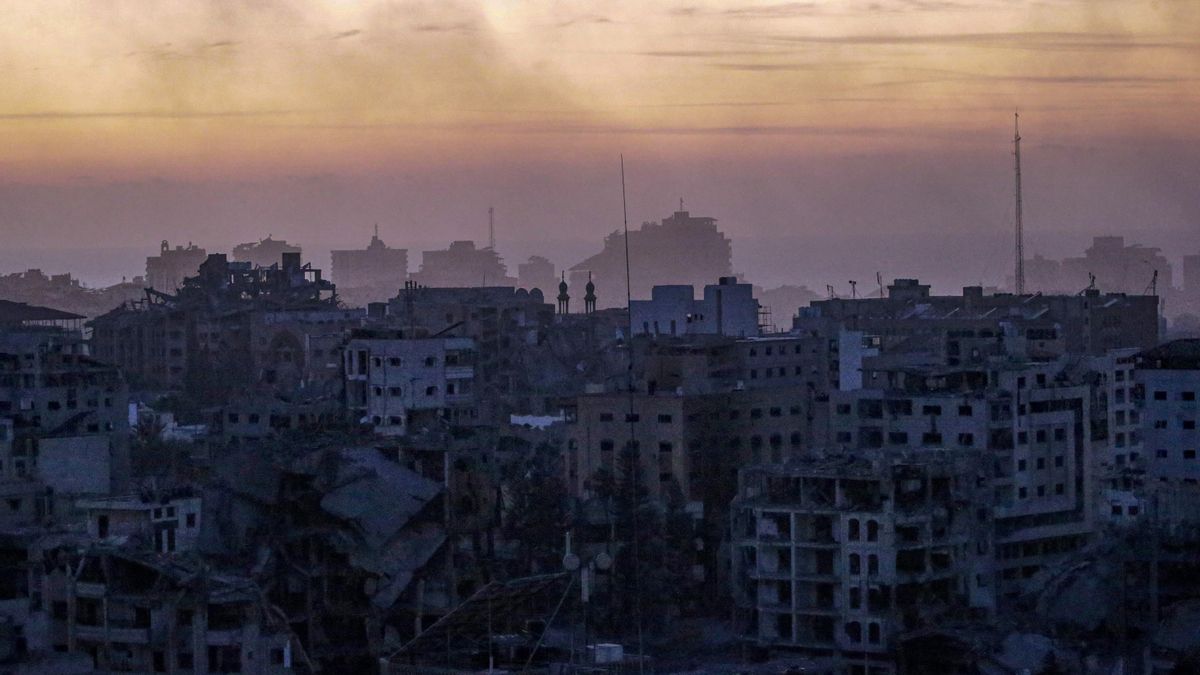 Vista panorámica general este domingo, 5 de noviembre, del norte de la Franja de Gaza, en la que se registró el humo tras nuevos ataques aéreos israelíes. EFE/Mohammed Saber