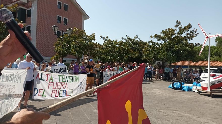 Más de 200 personas se concentran en Voto contra los cuatro parques eólicos proyectados en la zona