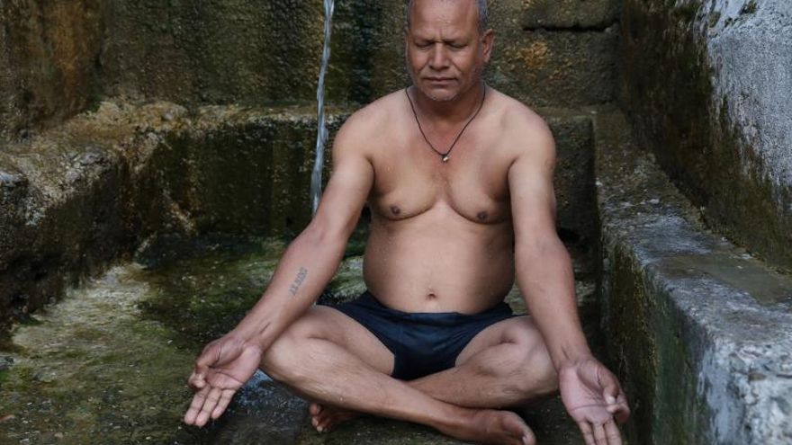 Un hombre practica yoga cerca de Dharamsala, India.