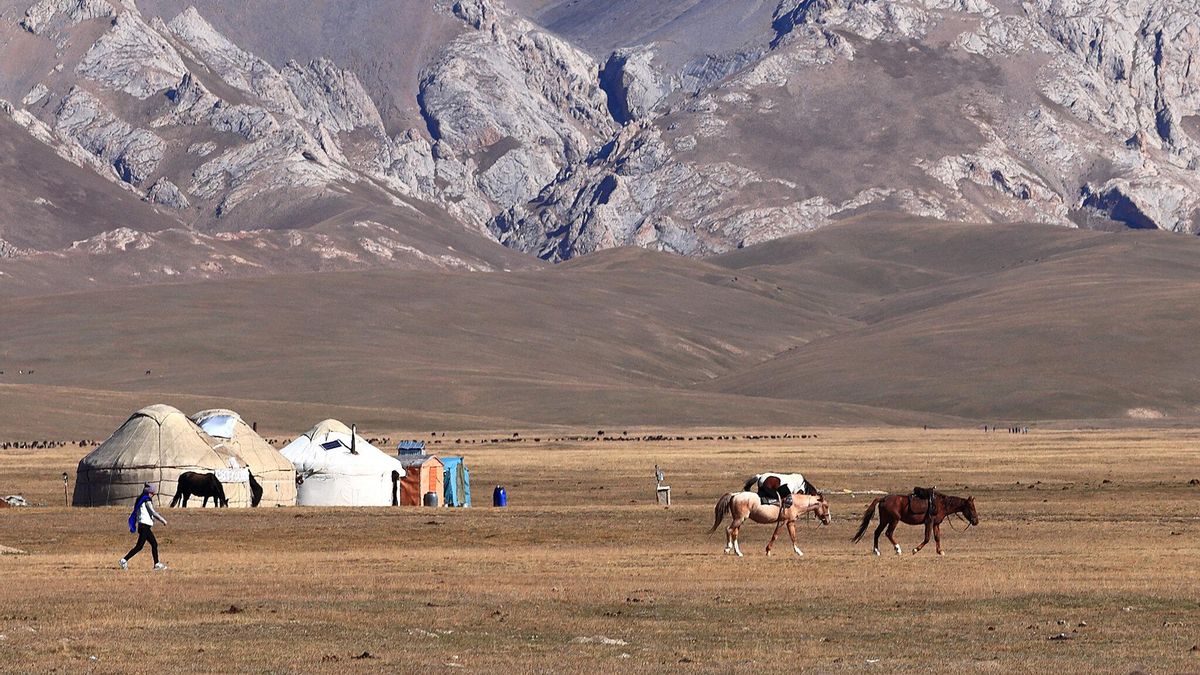 Yurtas en el entorno del Lago Song Kul.