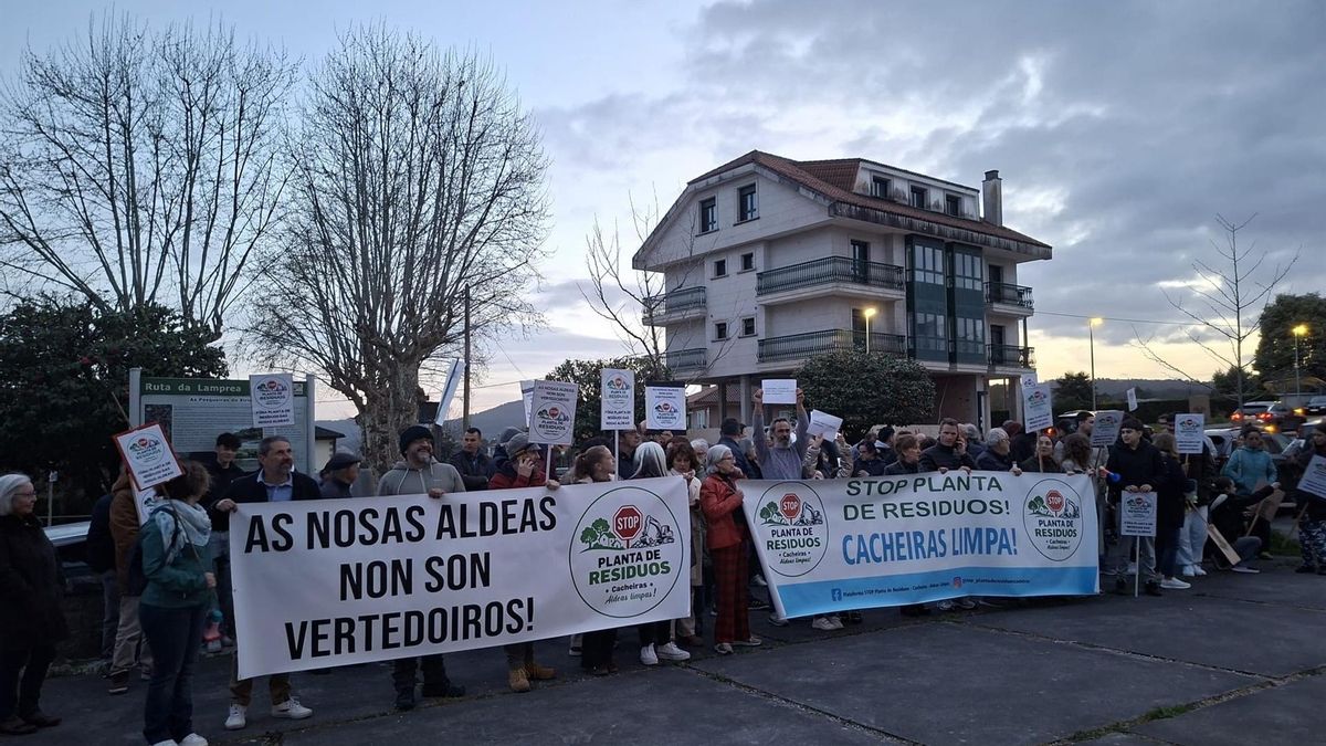 Protesta vecinal frente al ayuntamiento de Teo contra la construcción de la planta de residuos