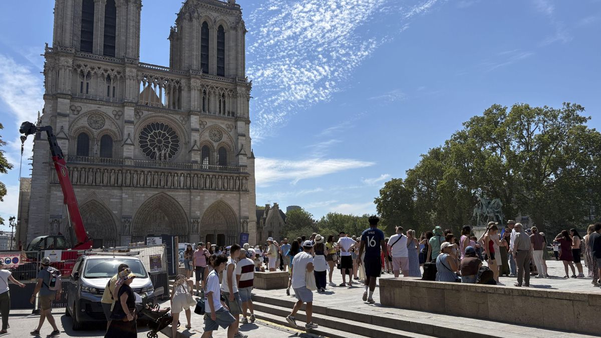 La plaza de acceso a Notre-Dame, llena de turistas pese a las elevadas temperaturas. 