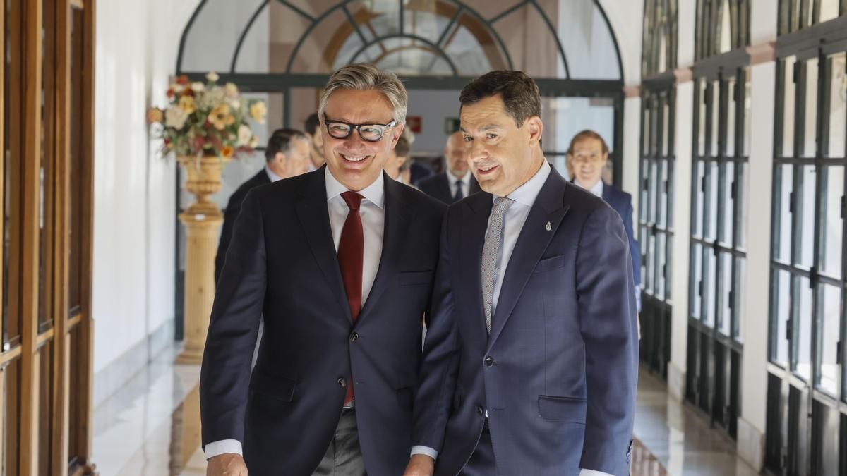 El candidato a la investidura y líder de los populares andaluces, Juanma Moreno, y el líder de Vox en la comunidad, Manuel Gavira, durante la firma del "acuerdo de gobierno y estabilidad", este jueves en el parlamento andaluz, que celebra una segunda votación sobre la investidura de Juanma Moreno como presidente de la Junta