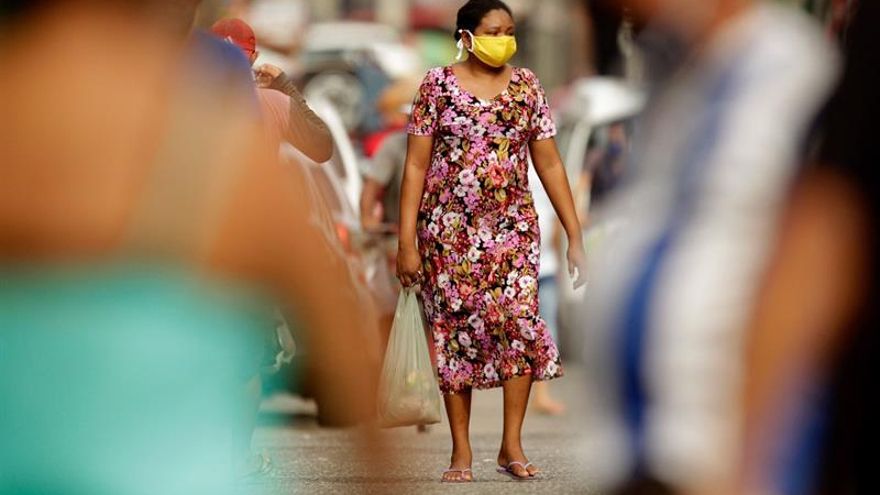Personas caminan este jueves en la región periférica de la ciudad de Belém, estado de Pará (Brasil).