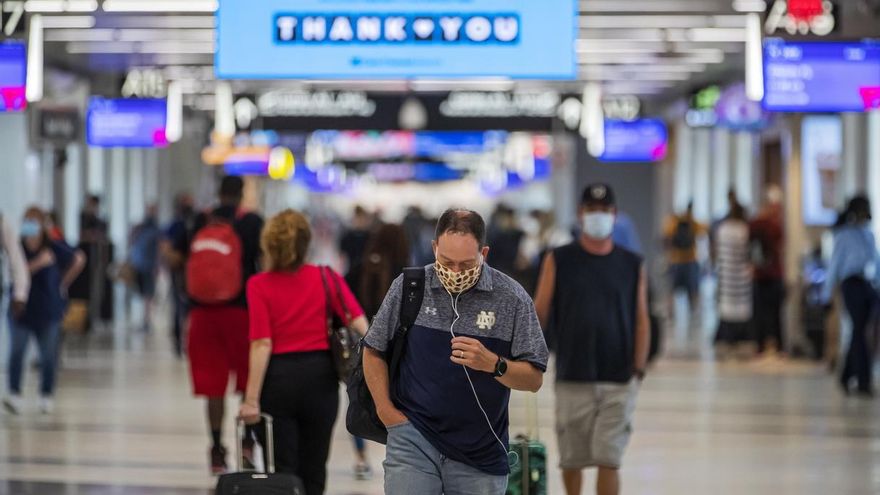 Pasajeros con mascarilla caminan en el Aeropuerto Internacional Hartsfield-Jackson en Atlanta, Georgia (EE.UU.), hoy 2 de julio de 2020.